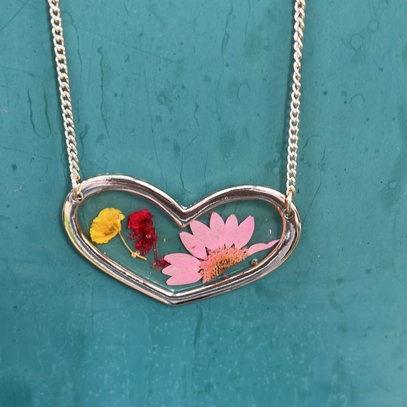 Handmade Real Pressed Dried Flower Botanical Resin Heart Necklace - Picture 5 of 16